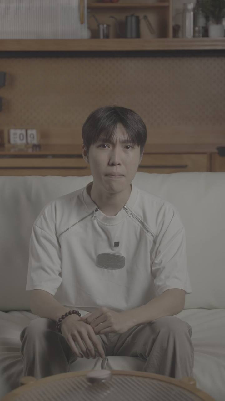 原始实拍 · 同布景另一条原始口播,保留现场低对比度影像。