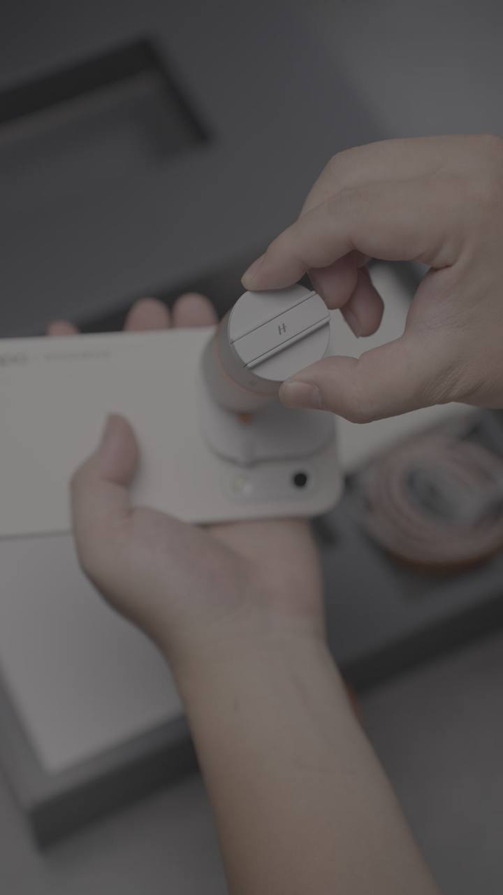 原始实拍 · 白色保护壳上的转接区域操作，展示装配结构。