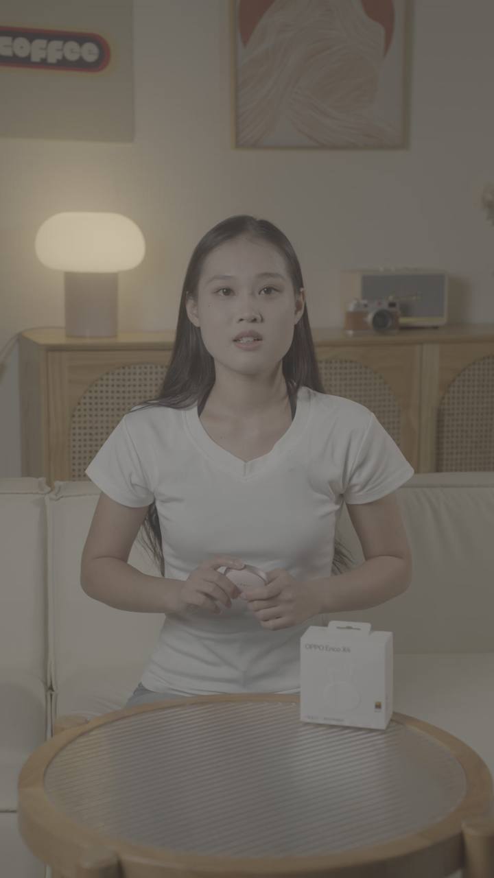 原始实拍 · 白T女子的室内主机位，圆桌、台灯与产品包装对应成片。